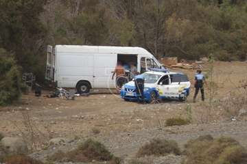 La Policía Local pilla in fraganti a dos hombres cuando desguazaban chatarra industrial en el Barranco Real/TA.